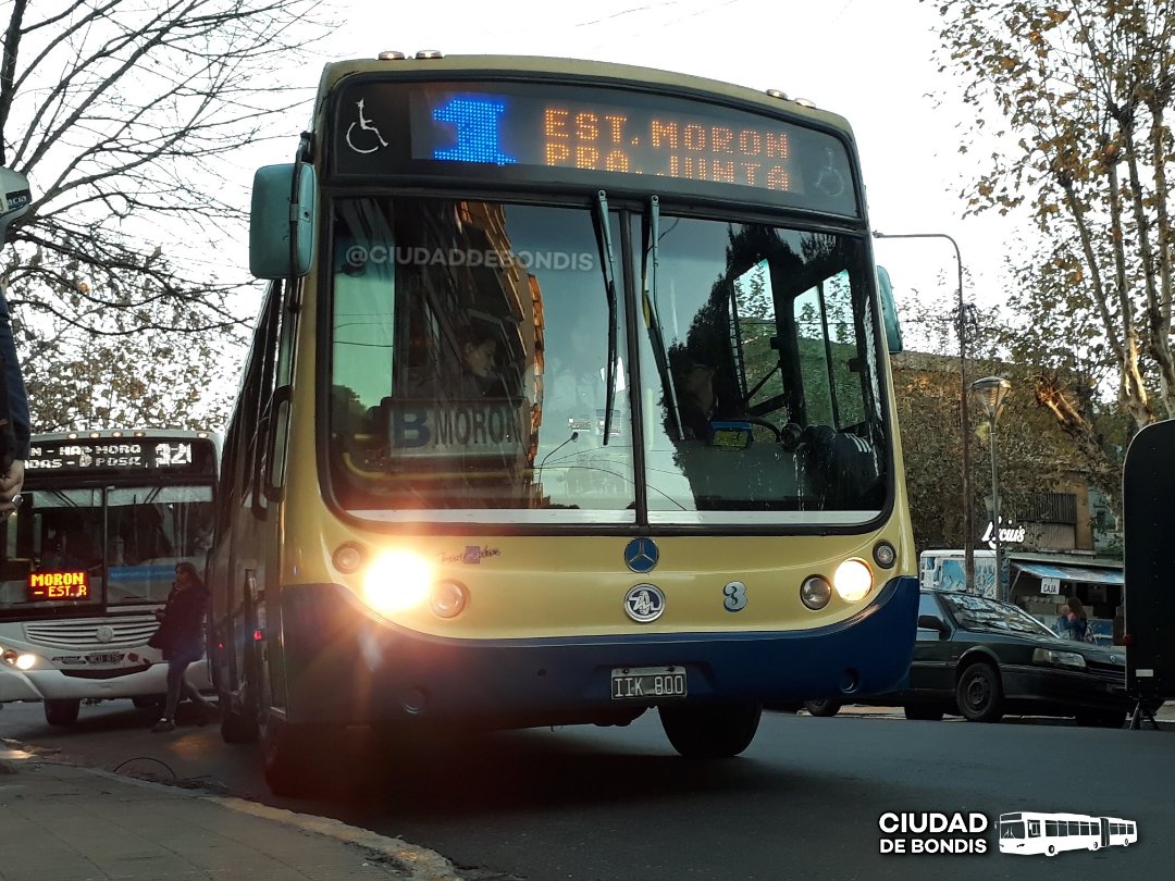 CiudadDeBondis's tweet photo. #EspecialLinea1 

5) Avanzamos a fines de la década del 2000's donde la franja celeste desaparece y quedan solo el crema y azul oscuro. San Cayetano y la cartelera LED bicolor se destacan.

#Metalpar Tronador 2009 - Chasis #MB1315
Coches #3 y #30 (este aun esta, le queda poco) https://t.co/CsDub0tenw