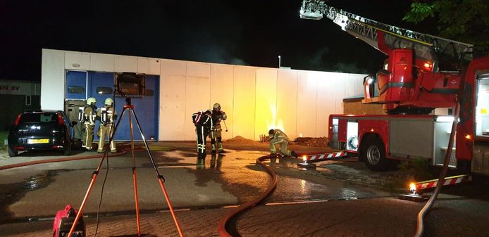 Bedrijf in Hengelo deels gesloopt om grote brand te bestrijden.
