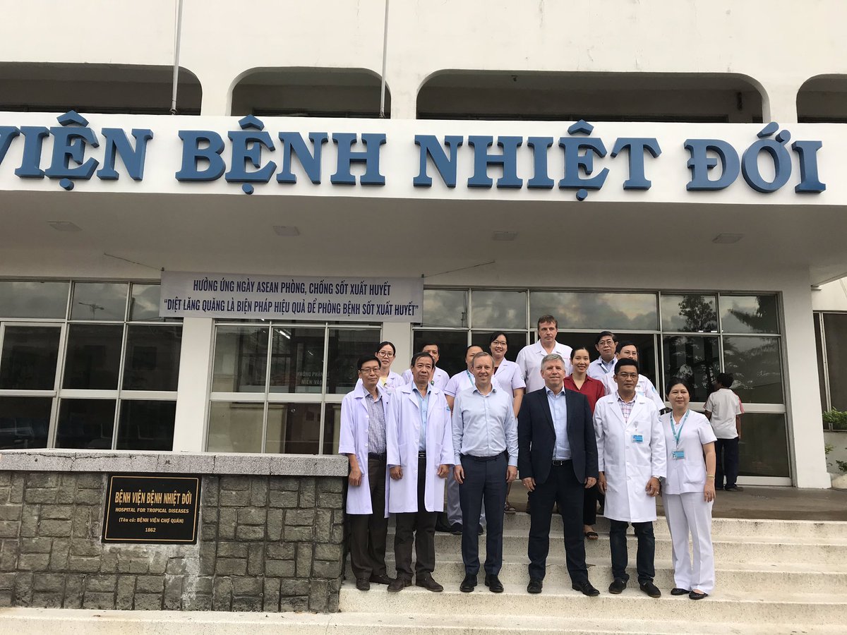 At the HCMC hospital for tropical medicine to say thank you for care given to British patients. They carried out over 1000 COVID tests per day here in the @OUCRU_Vietnam laboratory. <a href="/UKinVietnam/">UK in Viet Nam🇬🇧🇻🇳</a> <a href="/UniofOxford/">University of Oxford</a>