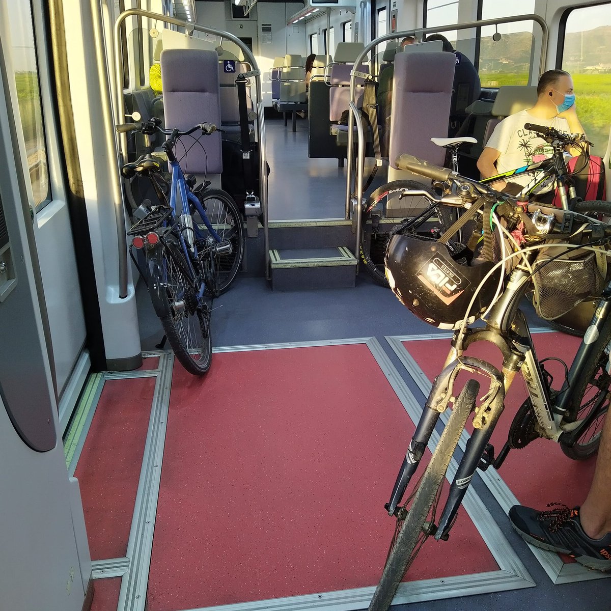 agenciabiciVLC's tweet photo. Bon dia. Cada vegada més persones trien #bici + #tren, la millor combinació per a recorreguts en àrea metropolitana #EnBICIaltreball. Recorda, #aVLClaTeuaBICIcompta https://t.co/qLWaqOi7YA
