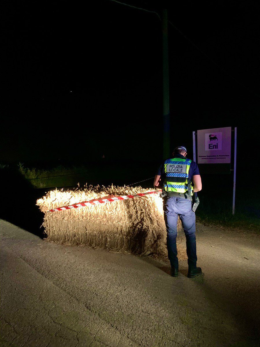 PLRubicone's tweet photo. #sicurezzastradale La sistemazione corretta del carico negli #automezzi va curata bene, per evitare pericoli come questo! https://t.co/4MEIjivddb