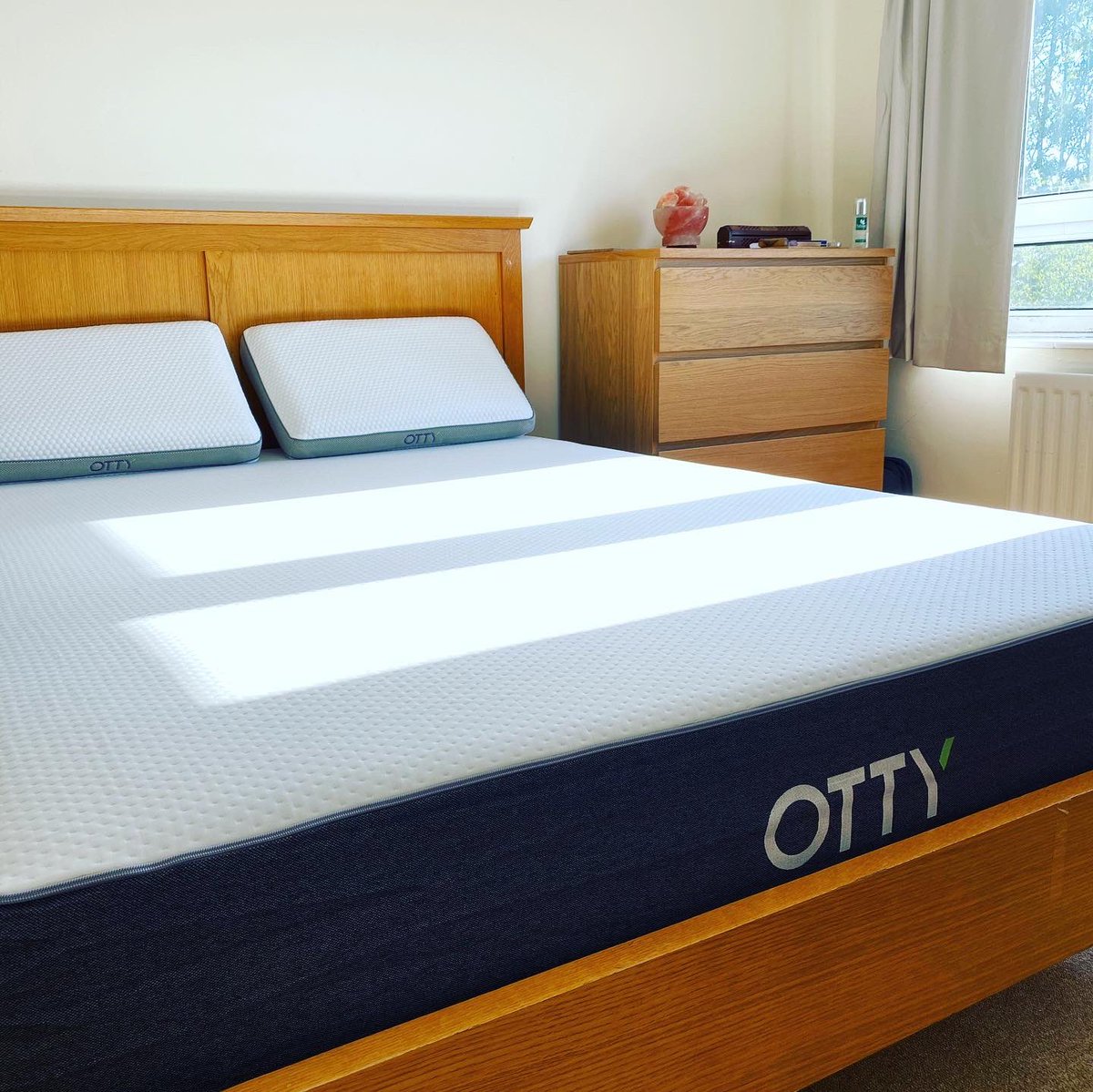 SingleDadSW's tweet photo. WoW First night & I slept all the way through! But I need these reward points as my daughter now wants a set of delux bambo and charcoal pillows 🛌 #SleepMadeSimple @OTTYSleep 👨👧 https://t.co/eQHLJ2Rqtc