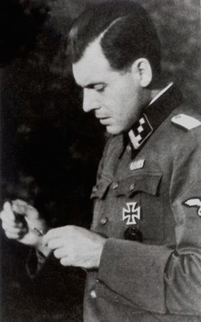 #JosefMengele 
Nazi toplama kampı Auschwitz-Birkenau`da yaptığı ölümcül deneylerle bilinen bir Alman Nazi doktoru Mengele, Münih Üniversitesi ve Frankfurt Üniversitesi’nde tıp antropoloji de doktora yapmıştır. 1937 yılında Nazi Partisi’ne katıldı. Haziran 1941 yılında Ukrayna