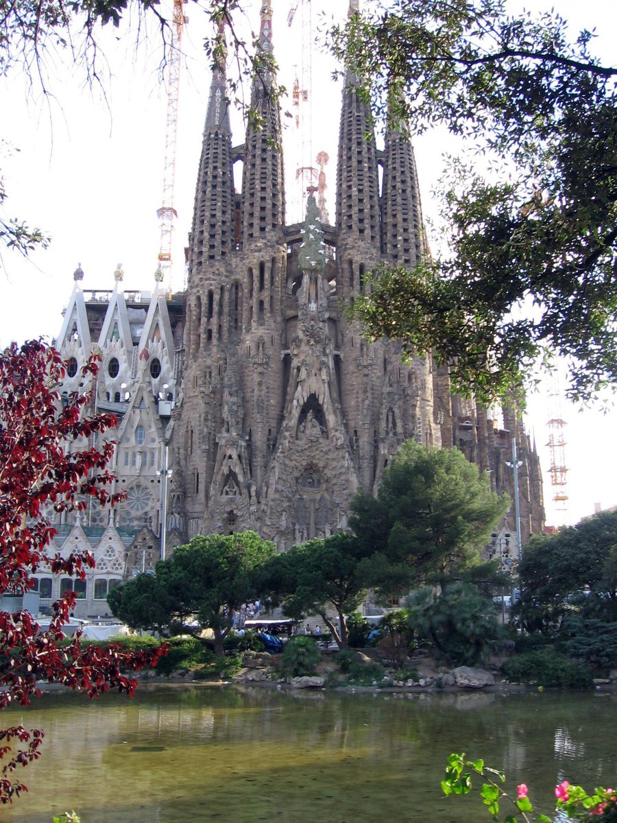 During the last years of his career, dedicated almost exclusively to the Sagrada Família, Gaudí reached the culmination of this naturalistic style, creating a synthesis of all of the solutions and styles he had tried until then.