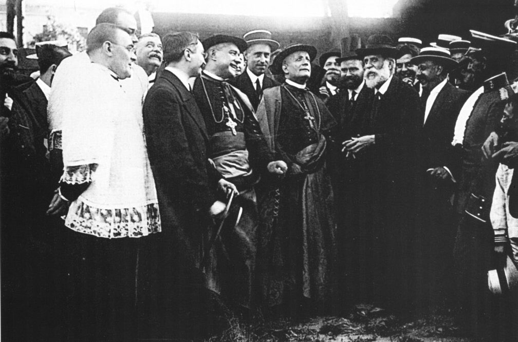 Gaudí shows the Sagrada Família to the Papal nuncio, Cardinal Francesco Ragonesi (1915). On that occasion, Monsegnor Ragonesi considered Gaudí "The Dante of architecture".