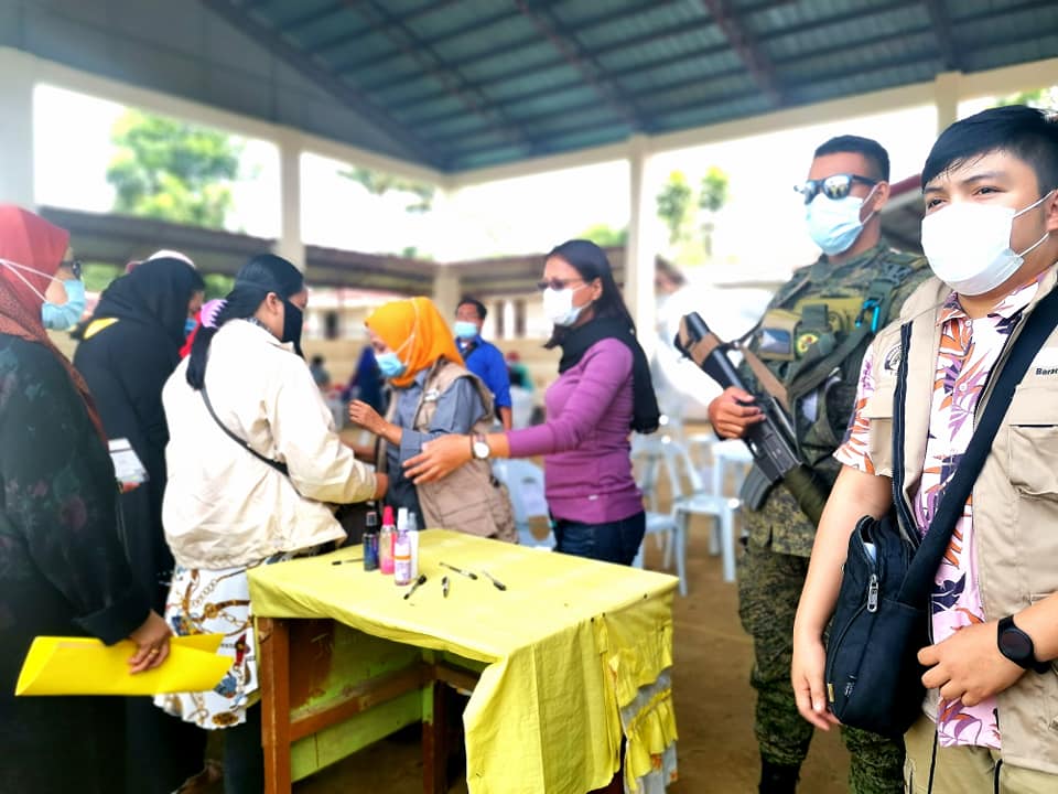 dswdfo10's tweet photo. Nakaantabay at handang tumulong ang mga kawani ng DSWD Field Office 10, TF Bangon Marawi, at mga partners sa pabangon ng mga residente ng lungsod ng Marawi matapos ang siege.
#DSWDKalingaAtPagmamahal
#BangonRanao
#TransitoryFamilySupportPackage

Maagap at Mapagkalingang Serbisyo! https://t.co/RizC75aAAF