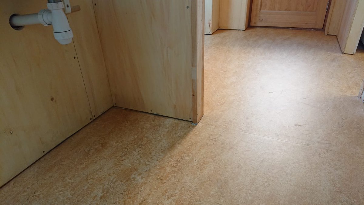 ltd_extreme's tweet photo. @ForboFlooringUK very hot day yesterday for some marmoleum in a domestic house https://t.co/6ZK2p1aSbM