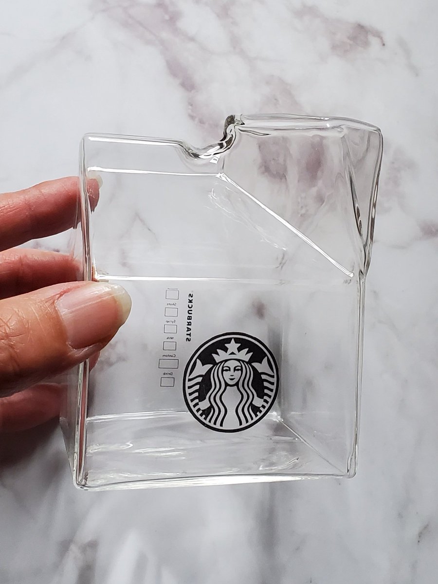 O Xrhsths Chie Sto Twitter 以前見かけたスタバの牛乳パックのようなグラス 中国語 わからなくて買えんし これは勝手に自作するしかないなと 似たようなガラス製のカップ買って スタバのよりずっと小さい ロゴと裏側のカスタムボックス作ってみたけど ここまでで限界