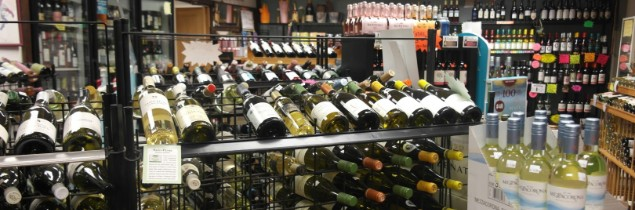😟Alors que la filière tente de se relever de la crise, Trump menace déjà les #vins français et européens de nouvelles surtaxes douanières aux #USA.
vitisphere.com/actualite-9196…