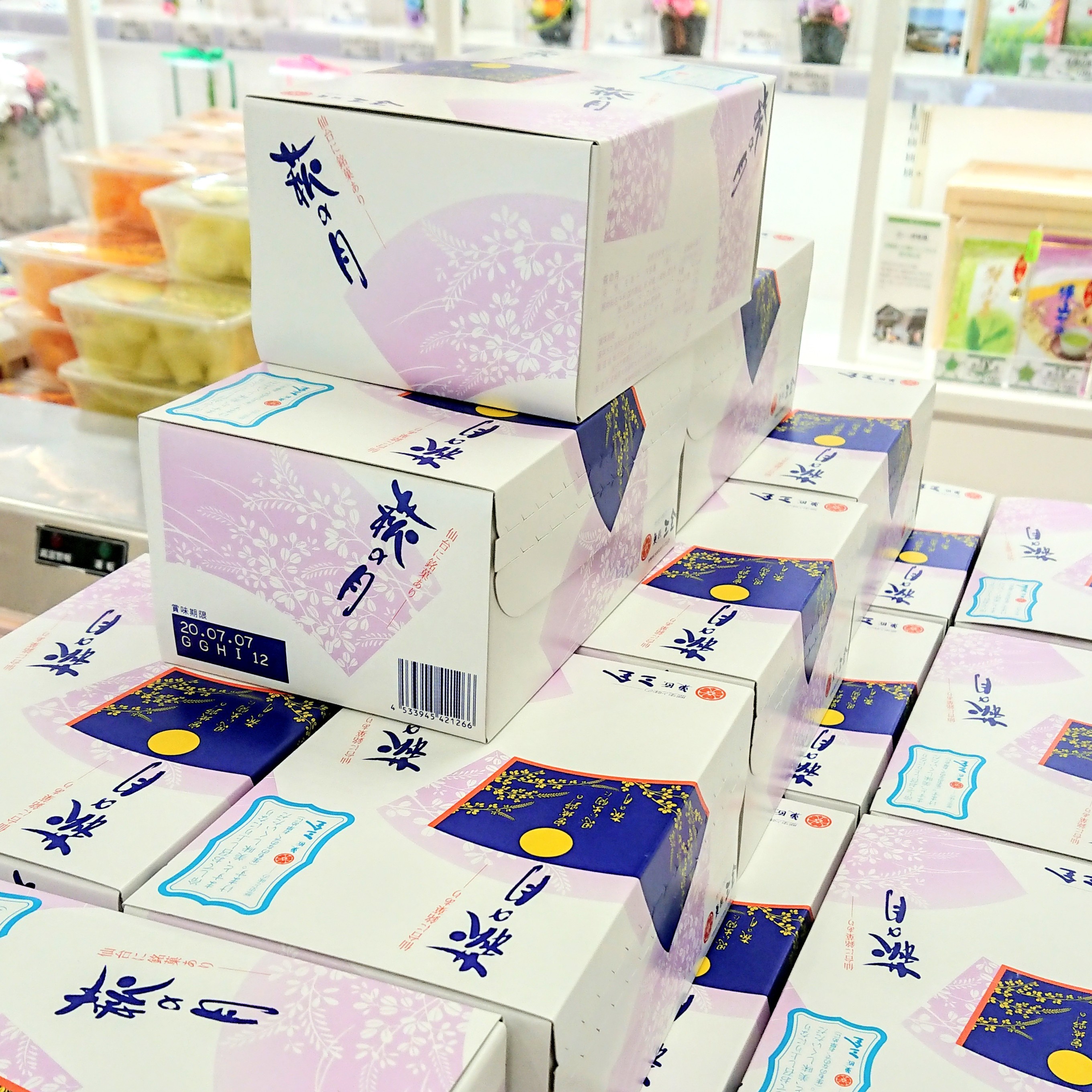 西武所沢ｓ ｃ Di Twitter おやつに 萩の月 西武所沢 ｓ ｃ 1階諸国銘菓には仙台銘菓 萩の月が登場 この時期は冷やして味わうのがおすすめです じめっと暑い日にひんやり食感を楽しむのもよし 温かい飲み物と一緒に食べてもよし おやつ時が待ち遠しい