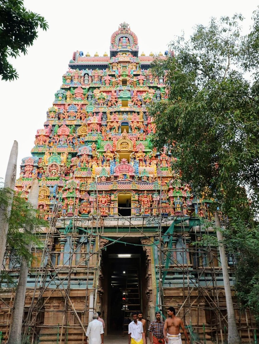 Built by  #Cholas ~1800 yrs ago on  #Srirangam Island in  #Thiruvanaikoil near  #TrichyAs per ancient texts, ma  #Parvati made water lingam from Kaveri river water, performed penance in form of  #Akilandeswari in Jambu forest, pleased lord  #Shiva & received Siva Gnana from him2/n