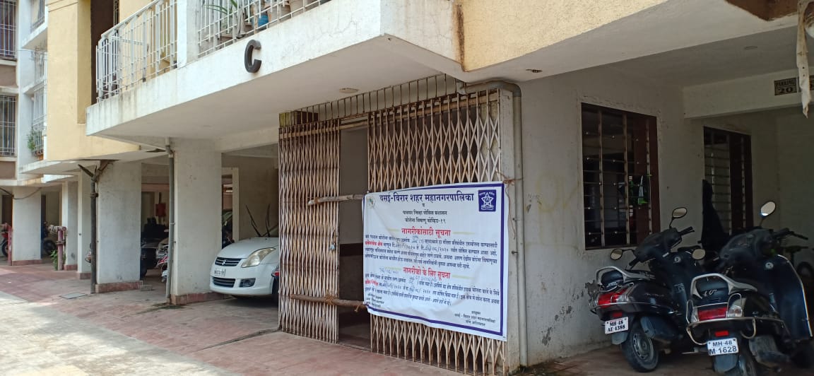 ayushiskoshti's tweet photo. My building is sealed in containment zone 722. For sanctioning me leave, My office is asking for seal notice given by VVMC to my society. Society has not yet received any letter by VVMC. Pls tell whom to contact for letter? Pic attached for ref.  @VasaiVirarMcorp @Palghar_Police https://t.co/Vh7sBDVZ8h