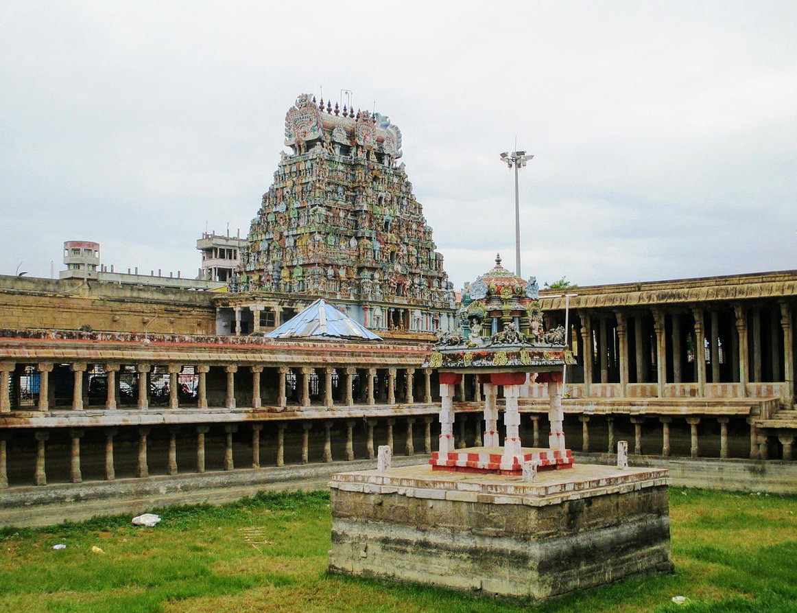  #Jambukeswarar Temple complex has 5 enclosures with several gopuras (4 nos. from 25 -100 ft tall), massive hall with 796 pillars, spring fed water tank, many small shrines eventually leading to sanctum (4 ft high & 2.5 ft wide) housing  #AppuLingam in last enclosure. 3/n