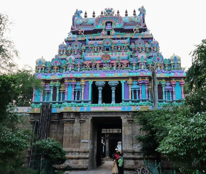  #Jambukeswarar Temple complex has 5 enclosures with several gopuras (4 nos. from 25 -100 ft tall), massive hall with 796 pillars, spring fed water tank, many small shrines eventually leading to sanctum (4 ft high & 2.5 ft wide) housing  #AppuLingam in last enclosure. 3/n