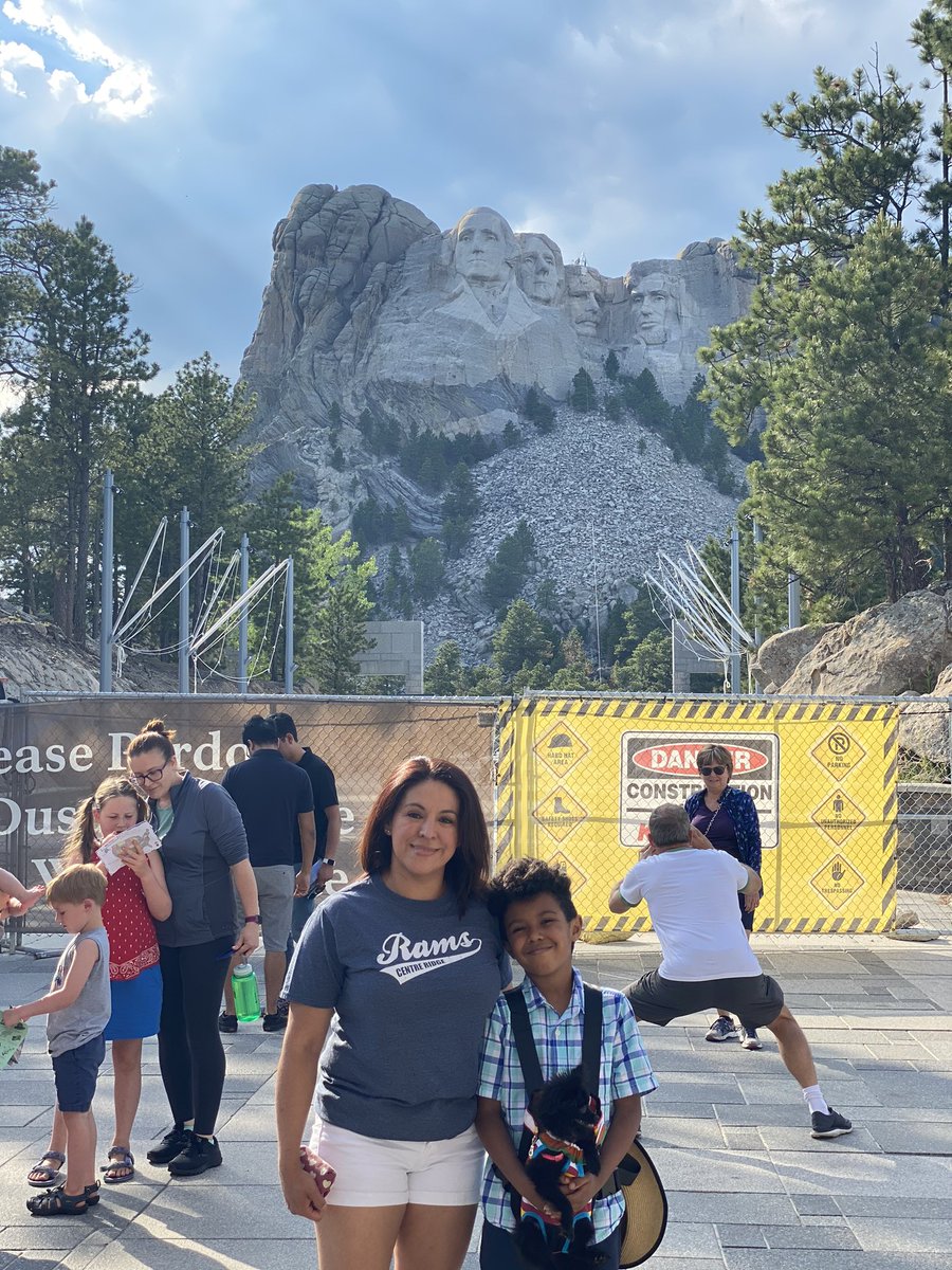 ErickaPenn2's tweet photo. Went to Mount Rushmore in South Dakota, and wanted to make sure I represented our school!❤️😊✌🏽 @centreridgees https://t.co/lF4rgfP2kV