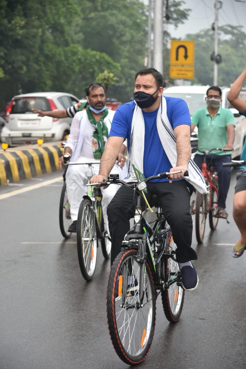 yadavtejashwi's tweet photo. 19 दिन 19 बार
पेट्रोल डीजल के दाम बढ़ें है लगातार
बेरोजगारी और कोरोना से था ही हाह��कार
और अब महँगाई का यह सरकारी अत्याचार

किसान, मज़दूर और ग़रीब विरोधी सरकार द्वारा पेट्रोल-डीजल की कीमतों में की जा रही बेतहाशा बढ़ोतरी के खिलाफ आज सुबह माननीय विधायकों संग साइकिल मार्च निकाला। https://t.co/rwfhepFK02