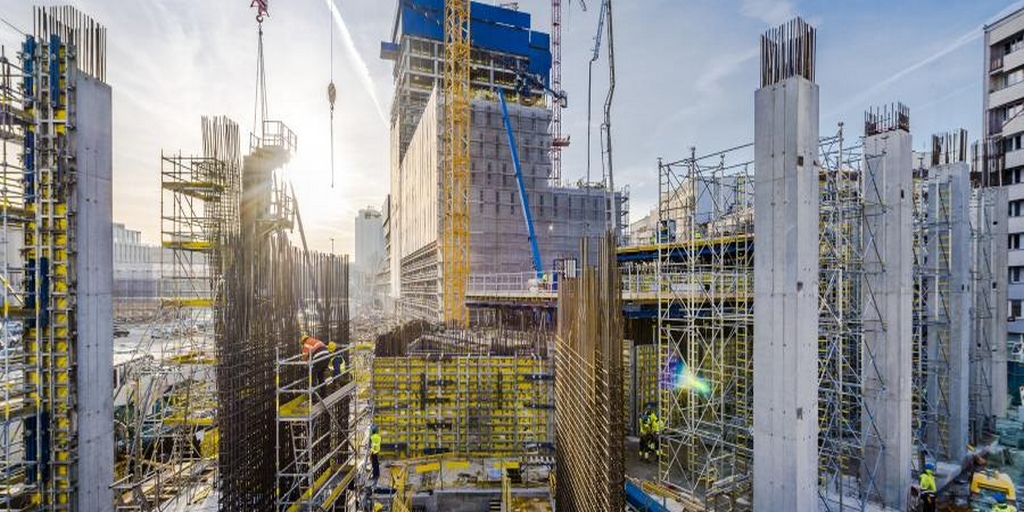 Kommunikation2B's tweet photo. In #Warschau entsteht derzeit das höchste #Gebäude Polens. Mit einer Höhe von 310 Metern erstreckt sich künftig der "Varso Place" in modernster #Architektur über den Dächern der Hauptstadt. @a3_bau berichtet: https://t.co/mVyaf6ly19 https://t.co/uYgKnElCOr