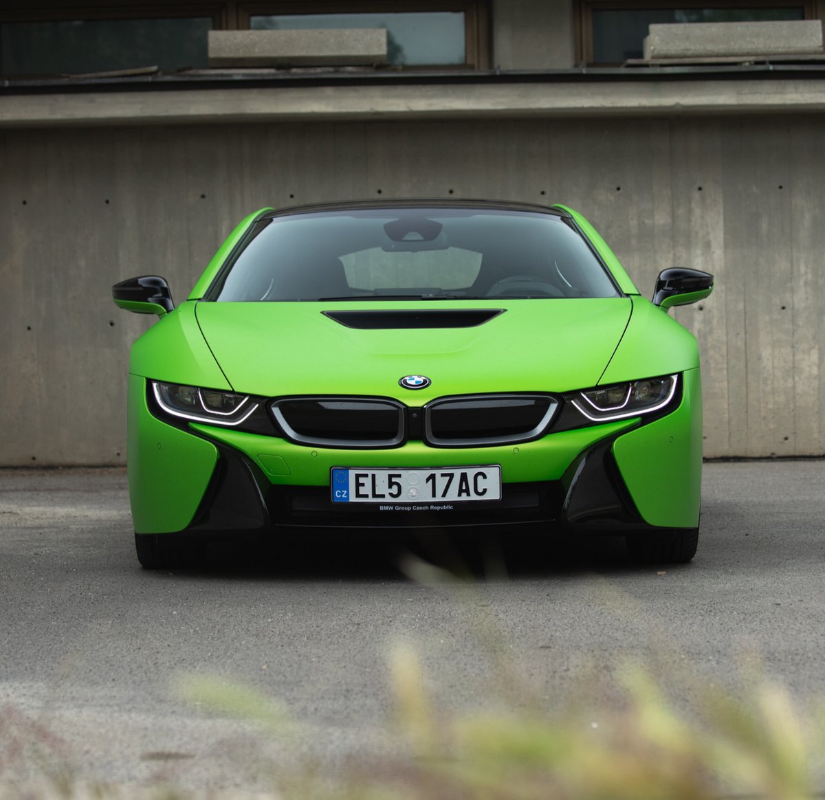 Nic pro introverty... Futuristický nestárnoucí design zelené 'žabky' 🐸 přitahuje pozornost celého okolí. Jste na to připraveni? 😉
#THEi8 #BMW #bmwczech #bmwcz #electriccar #i8