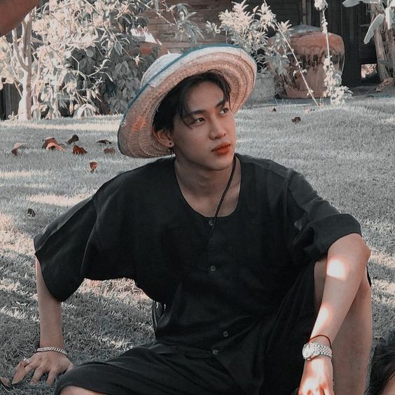 JUNIO 26
#RolbanchellaXX

—El dia anterior había llegado con sus padres, tíos y primos a Indio para el festival. tras pasar la noche en el camping despierta listo para el primer día del festival.—