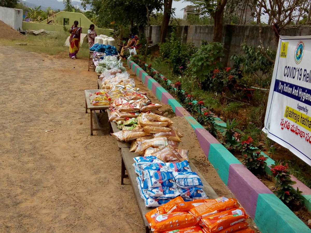 AshrayaHastha's tweet photo. Acknowledging the vulnerability of PLHA (People Living with HIV AIDS)in the pandemic,@AshrayaHastha in association with @SwastiHC came forward to provide food essentials &amp; hygiene kits to 1000 PLHA families belonging to marginalised communities.
#IndiaFightsCOVID19 #DonateorShare https://t.co/1LNT1vySex