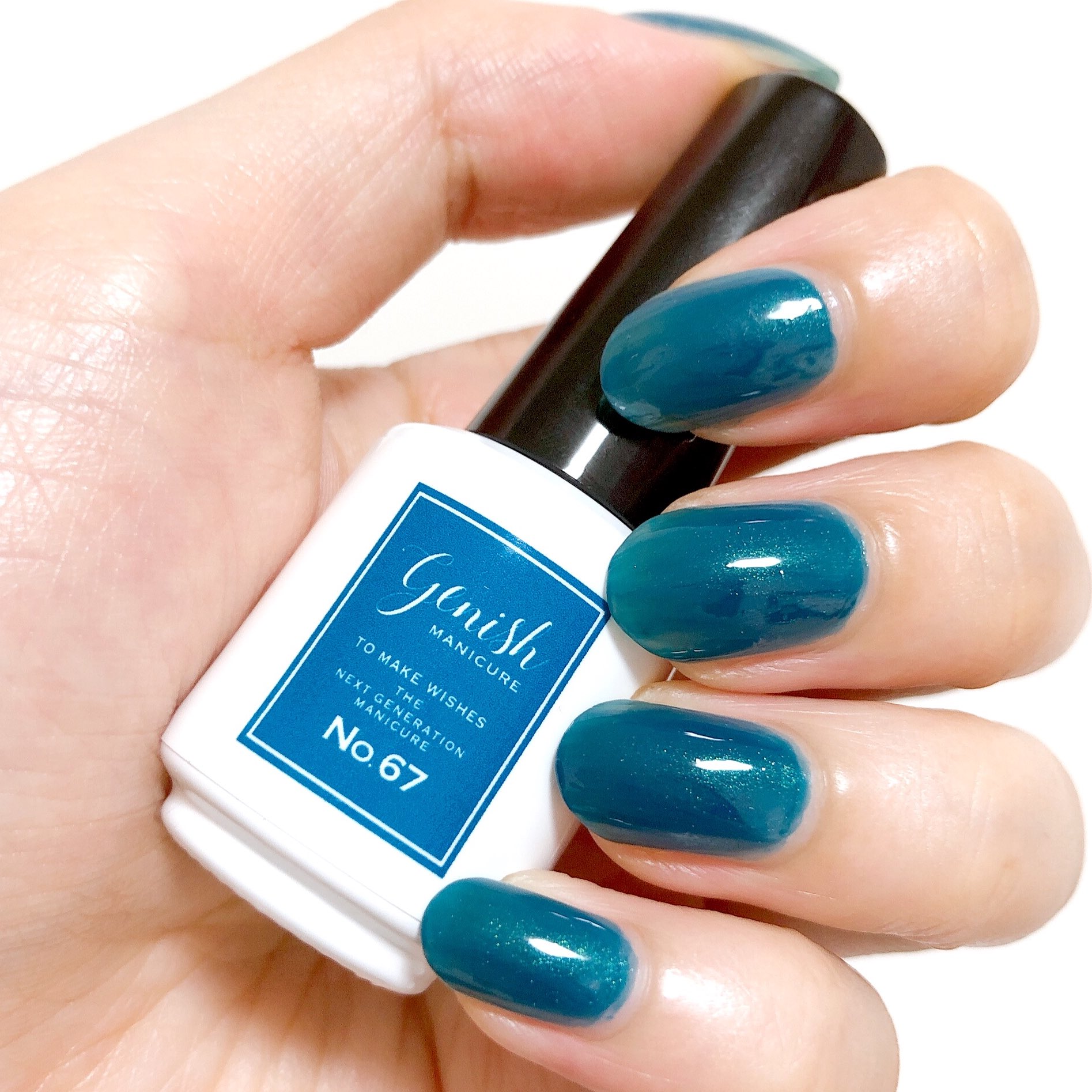 おいも 青ネイル好きさん必見 宝石みたいなターコイズブルー ジーニッシュマニキュア No 67 シャウエン 限定 光が差し込む深海みたいな 美しい青 奥の方から繊細なラメがキラキラ発光してめちゃくちゃ綺麗 他のシェルっぽい色と組み合わせて
