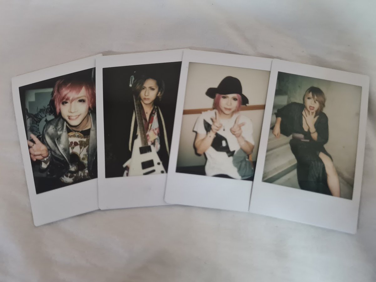 It's common to see fans trying to exchange cheki they bought for that of their favourite members. They usually cost 500 yen, but some go up to 1000 or even 1500 yen! Here's a pic of a few of my FVQ cheki. The rest are somewhere in my cabinet, lol I'm lazy to get them out.