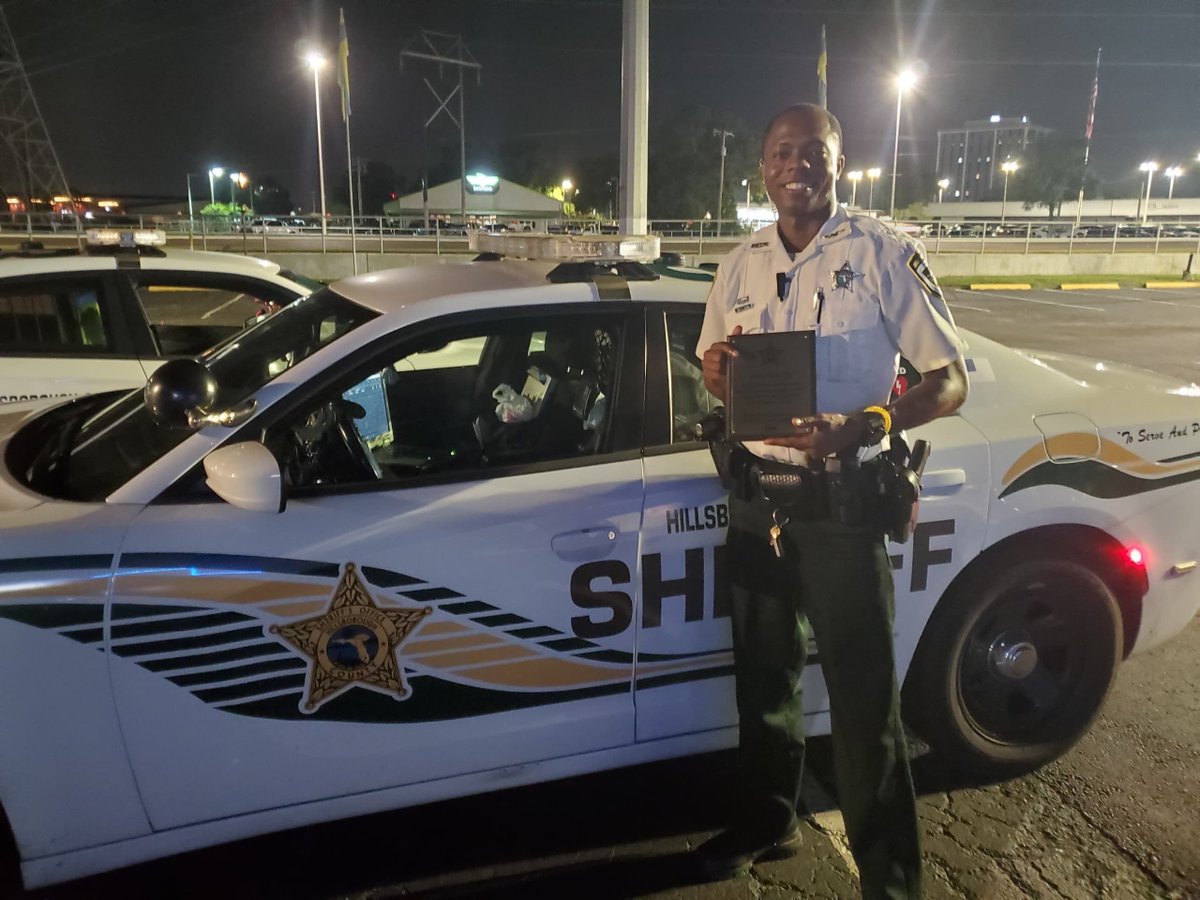 HCSOSheriff's tweet photo. ❤️ YOUR SUPPORT MATTERS ❤️ ⠀
At 4 a.m., #teamhcso got a pleasant surprise. A man sought out these deputies to give them this plaque to show his support and to thank them for working the late shift. ⠀
RETWEET if this made you smile. ⠀
⠀ https://t.co/VfJ40Q2JaO