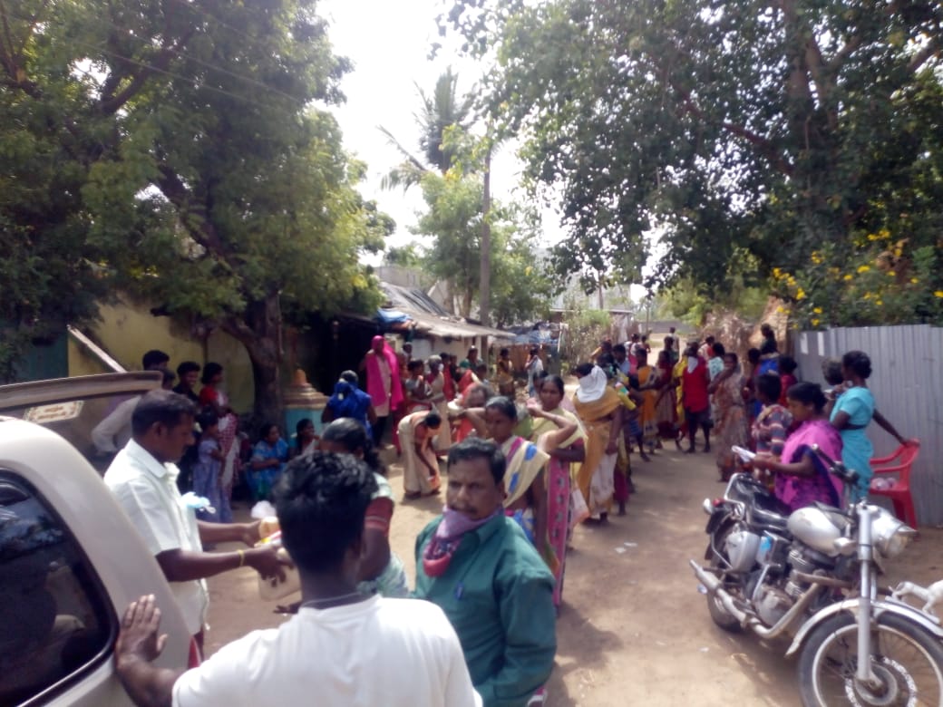 AshrayaHastha's tweet photo. @AshrayaHastha extended ration support to 208 families located in Ponneri, Chennai, Tamil Nadu. Identified families are those whose source of income is affected due to the COVID-19 pandemic. We are extending support for the duration of 2 months.
#IndiaFightsCOVID19 #DonateorShare https://t.co/eQsl9xsX0L