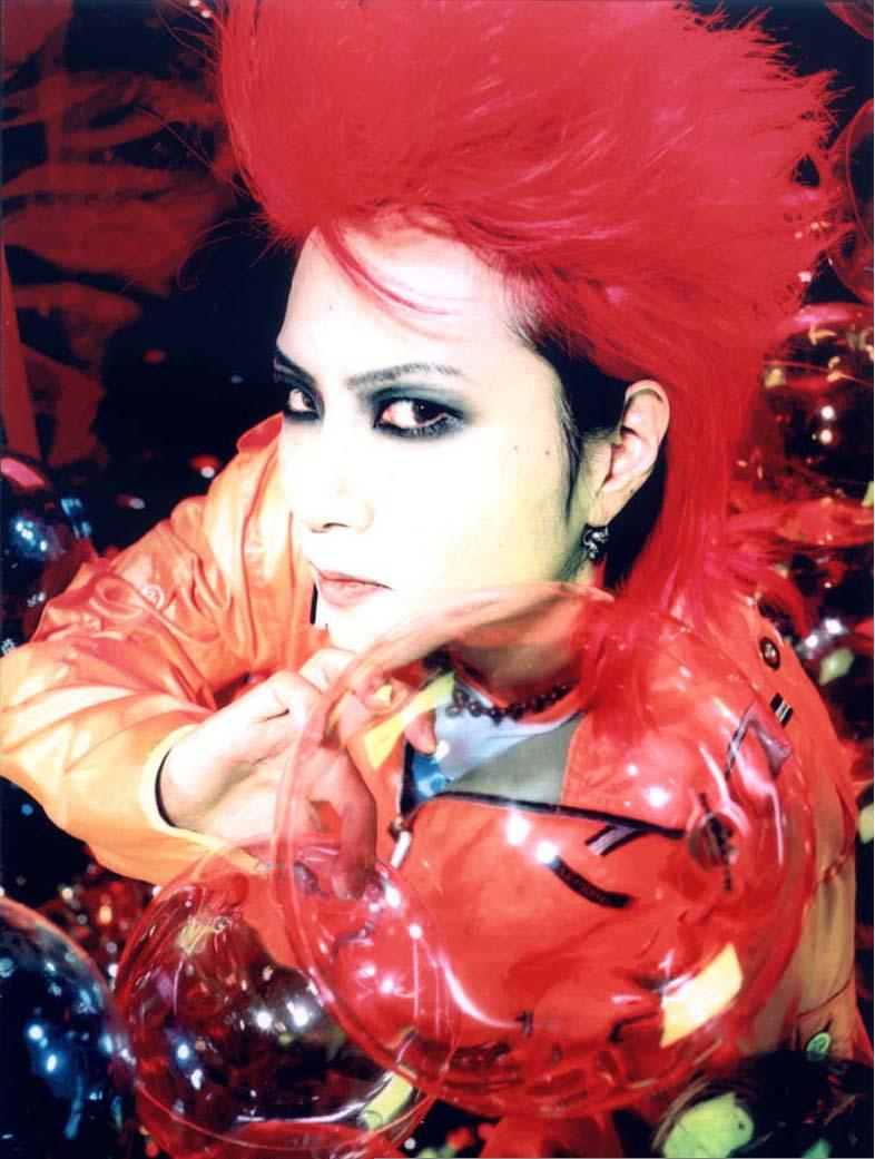 Moving on, vkei gradually dwindled in popularity as X JAPAN disbanded in 1997. Guitarist hide continued to have a successful but short-lived solo career, as he passed away a year later. To this day though, he remains an inspiration for countless bandmen (バンドメン, vk musicians)