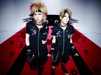 Next, a wildly popular subgenre that emerged from the mid-late 2000s was オシャレ系 (oshare kei, fashionable style). Typified by bright, colourful Harajuku fashion and cheerful pop-rock, dance-rock etc music, some of the most famous bands are An Cafe, SuG and LM.C.
