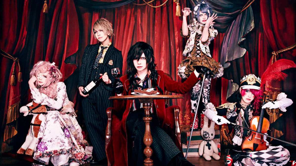 The late 2000s and early 2010s continued many of the trends as seen before. Many bands began to perform overseas, and some even performed anime OP/EDs. Some of the biggest 2010s' bands who usually perform harder rock songs include FEST VAINQUEUR, Pentagon, Mejibray and DIAURA...