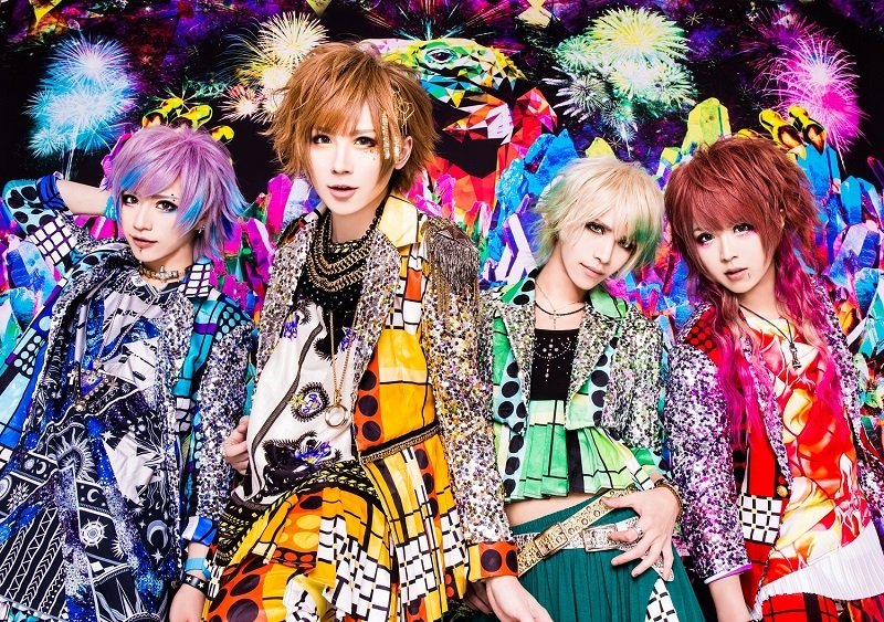 While towards the キラキラ (kirakira, sparkling) end of the spectrum that were generally considered softer and 'poppier' were bands like Lezard, DIV, Purple Stone, and ViV.