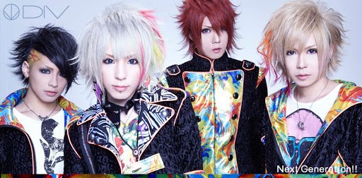 While towards the キラキラ (kirakira, sparkling) end of the spectrum that were generally considered softer and 'poppier' were bands like Lezard, DIV, Purple Stone, and ViV.