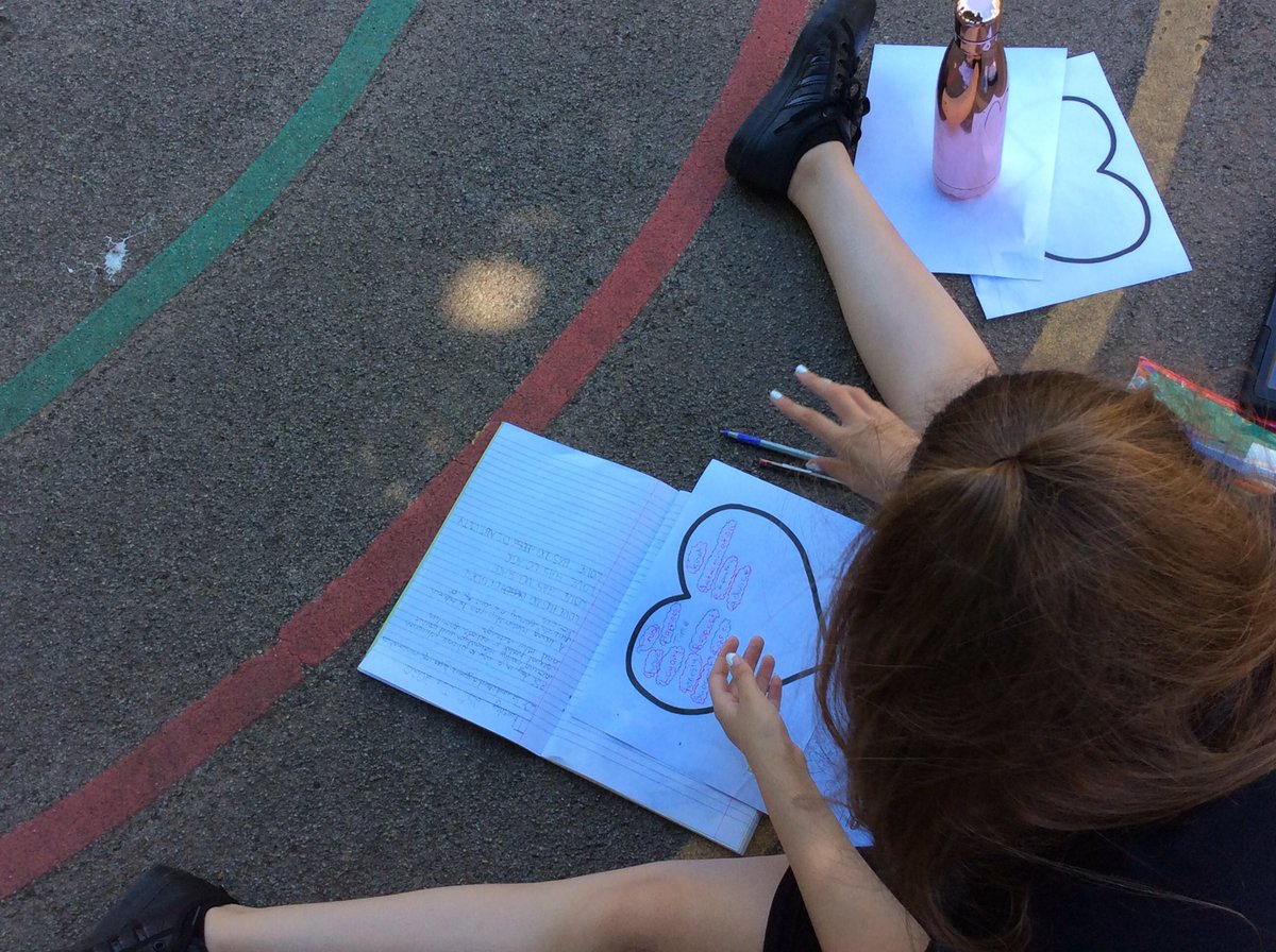 class_oaks's tweet photo. Green bubble wanted to work outside this afternoon. We have been learning all about healthy relationships for @RSE_day. Happy children, happy teachers☺️ https://t.co/9D0NCuqAq0