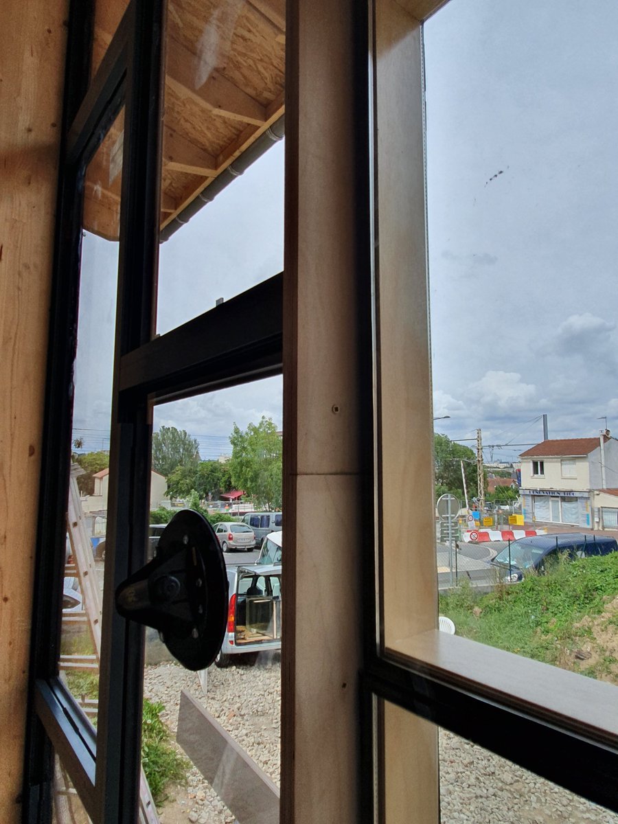 agilcare's tweet photo. On innove sur la question du réemploi :
Découvrez notre façade hybride - alliance de menuiseries neuves et en réemploi !
#Construction #Bois #ConstructionRenouvelable #EconomieCirculaire https://t.co/8cZGSLKmYU