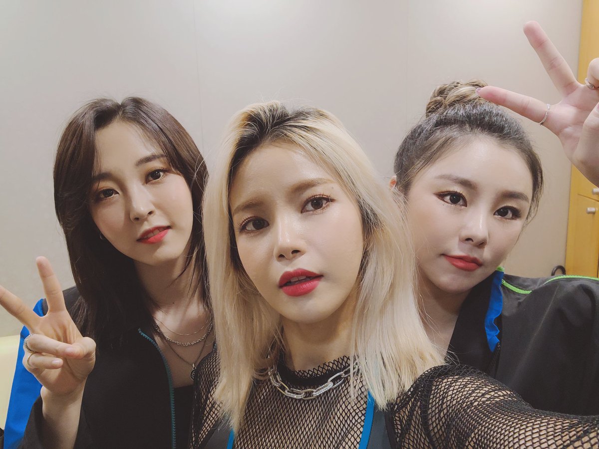 RBW_MAMAMOO's tweet photo. [#마마���]

잠시 후 10시 KCON:TACT 2020 
SUMMER 무대에 오르는 우리 
맘둥이들💙 우리 무무 여러분 
본방사수 부탁드려요💙

#MAMAMOO #KCONTACT https://t.co/3O16FiqguV