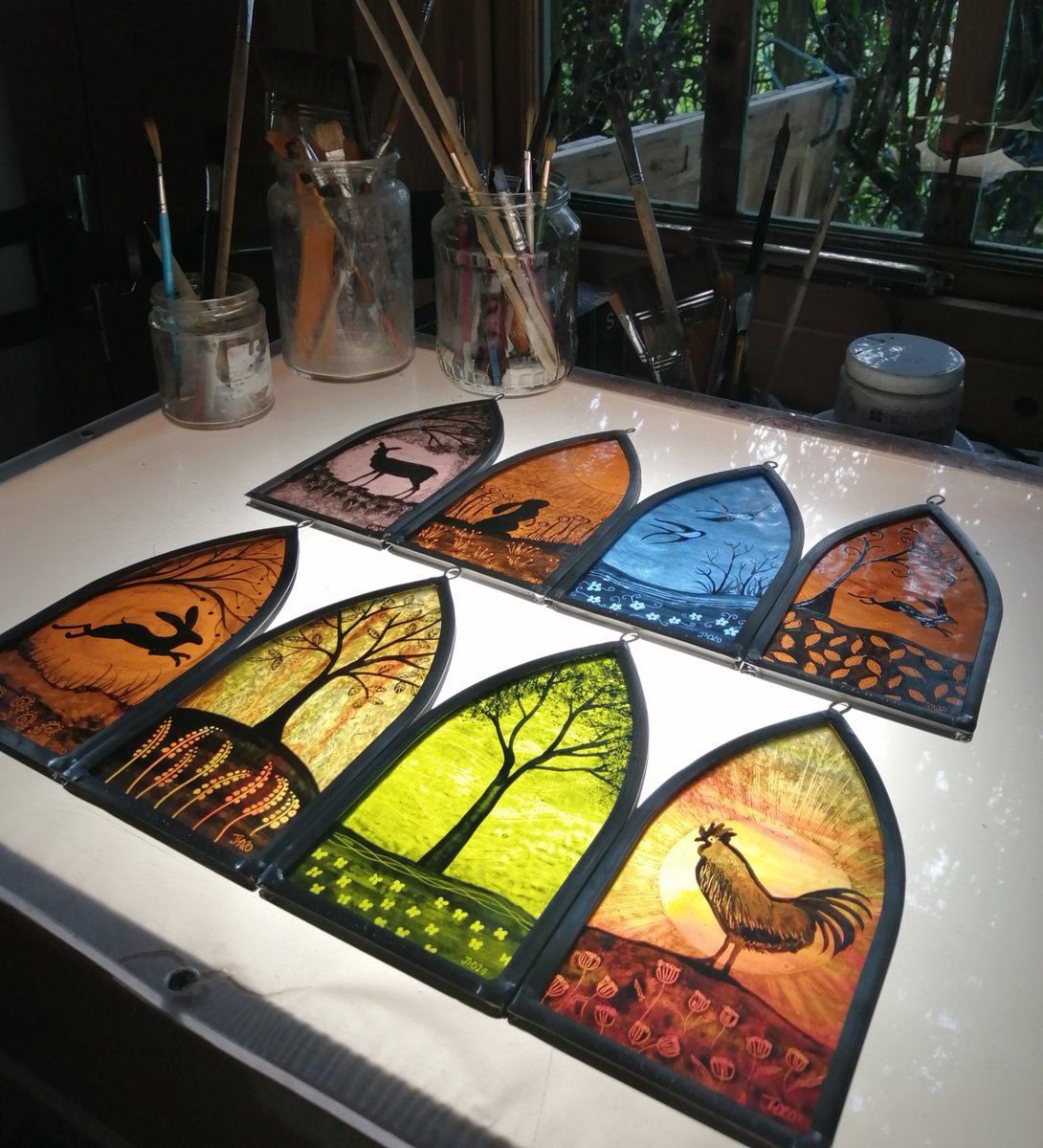 Profwyd cynnydd yng ngwerthiant ar-lein gwneuthurwyr gwydr <a href="/CariadGlass/">Chris & Justine Dodd</a> yn ystod y broses llwyrgloi, ar ôl datblygu cit mosaig gwydr hwyliog i'w wneud adref - a rhoi hwb creadigol i gwsmeriaid crefftus. Clywch fwy am y busnes teuluol yn Llandysul: ow.ly/EiEt50AhuOk