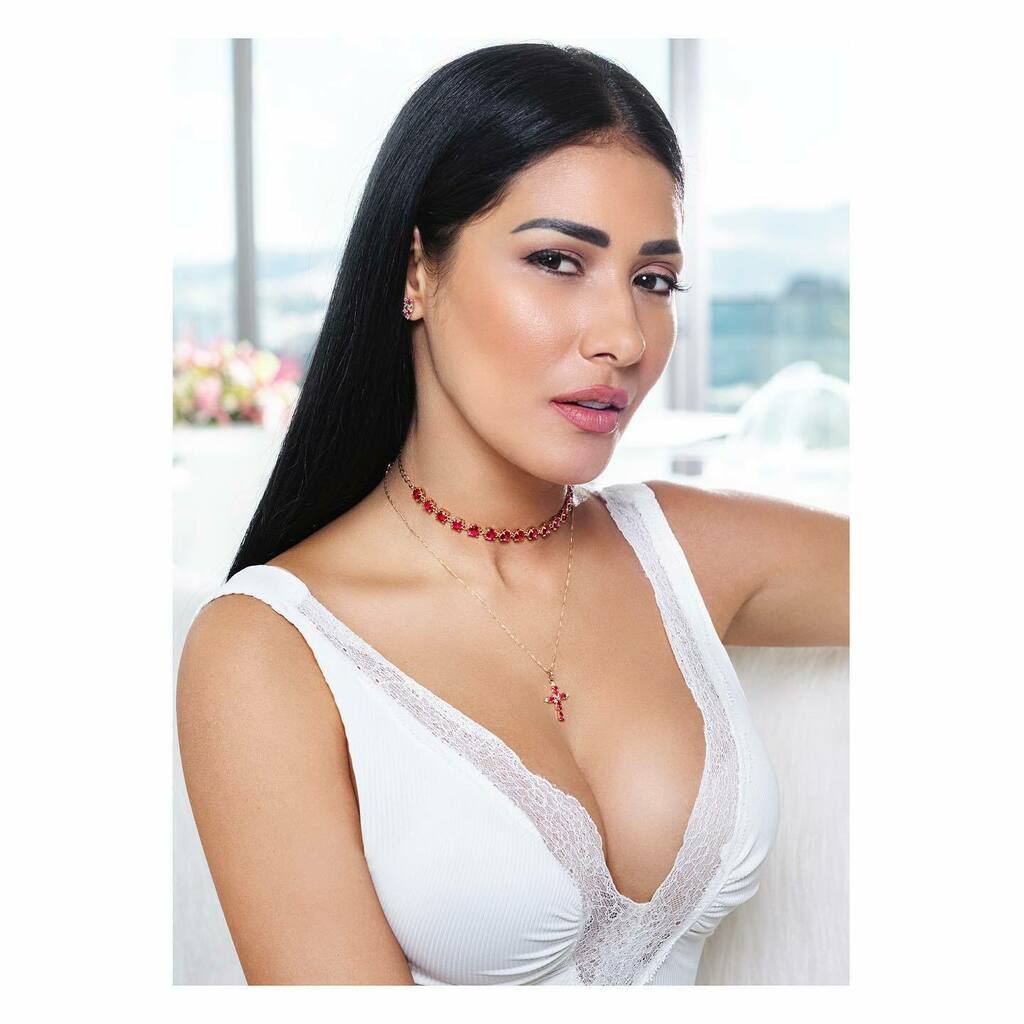 pedrodimitrow's tweet image. 🔥 @simaria 🔥 para @rommanel .
.
.
#music #rommanel #simonesimaria #jewelry #beauty #estudiopedrodimitrow instagr.am/p/CB23tOYnaMf/