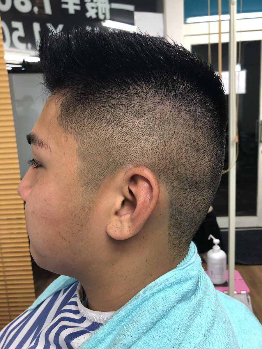 YScut_'s tweet photo. 学生さんから社会人まで幅広い年代の方に人気なフェードカット🤩
ハサミで最後に仕上げて完成です🔥🔥
.
.
.
#バーバースタイル #フェードカット #フェードカット刈り上げ #メンズカット #学生カット #八王子 #YScut https://t.co/h0llvRTF6d