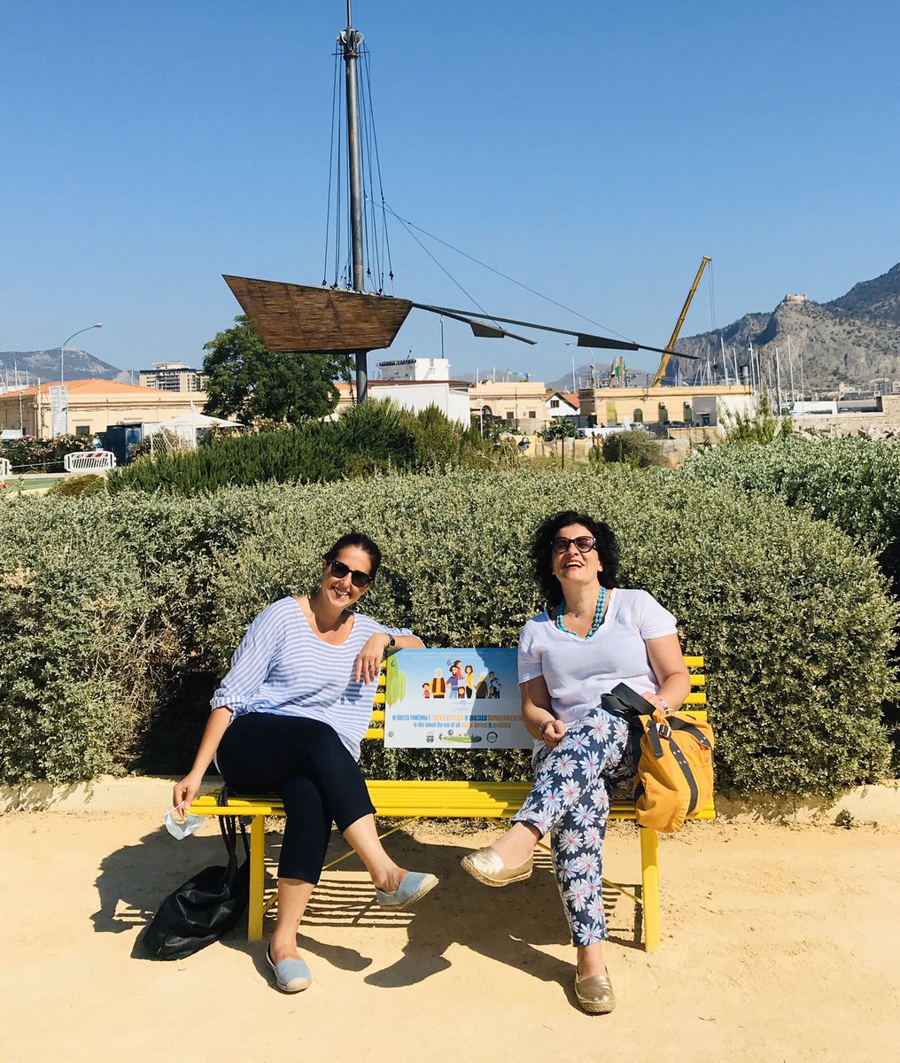 annaljsa's tweet photo. 📵 Su questa panchina è vietato l’utilizzo di ogni dispositivo elettronico 📵

Proprio in un parco per #bambini è stata installata la prima panchina gialla contro la dipendenza dallo smartphone e contro i social risk!

E proprio qui ho incontrato (off line) @CettyMannino 📌 https://t.co/UlpgUO115L