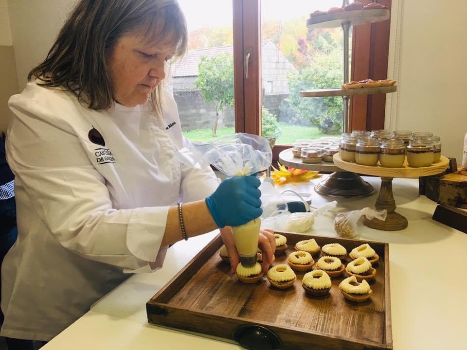 #entrestweets <a href="/RevistaHGT/">HG&T</a>
.
...e non debemos esquecer o #CuntisViveACastaña da <a href="/IXPCG/">IXP Castaña Galicia</a> no que cada Outono #Cuntis celebra unha exaltación deste produto tan noso da man de <a href="/TeresRico/">UN MOMENTO DULCE</a> <a href="/rodeiramar2a/">Merchi Rodal</a> e <a href="/IvanMendezChef/">Iván Méndez Álvarez</a> ademáis de moitas máis actividades e Menus basadas na nosa Castaña