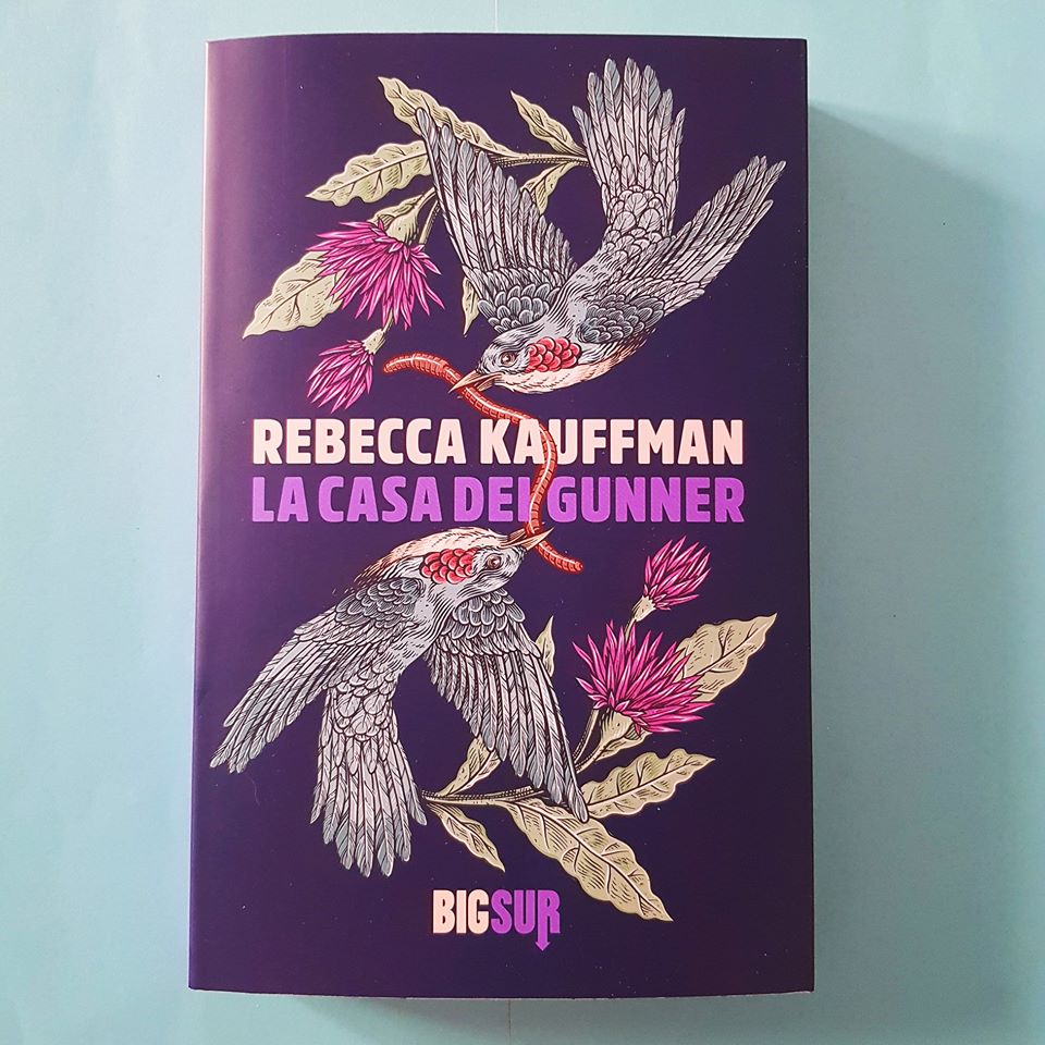 edizioniSUR's tweet photo. 🎉 Oggi festeggiamo «La casa dei Gunner» di Rebecca Kauffman tra i finalisti del #PremioTribùk!
Grazie di cuore ai librai che lo hanno letto, amato e votato, facendo appassionare i lettori alla storia di Mickey, Alice, Sally, Lynn, Sam e Jimmy.  #Tribùk
➡️ https://t.co/QYj7fwNAyN https://t.co/2Lux4pquCF