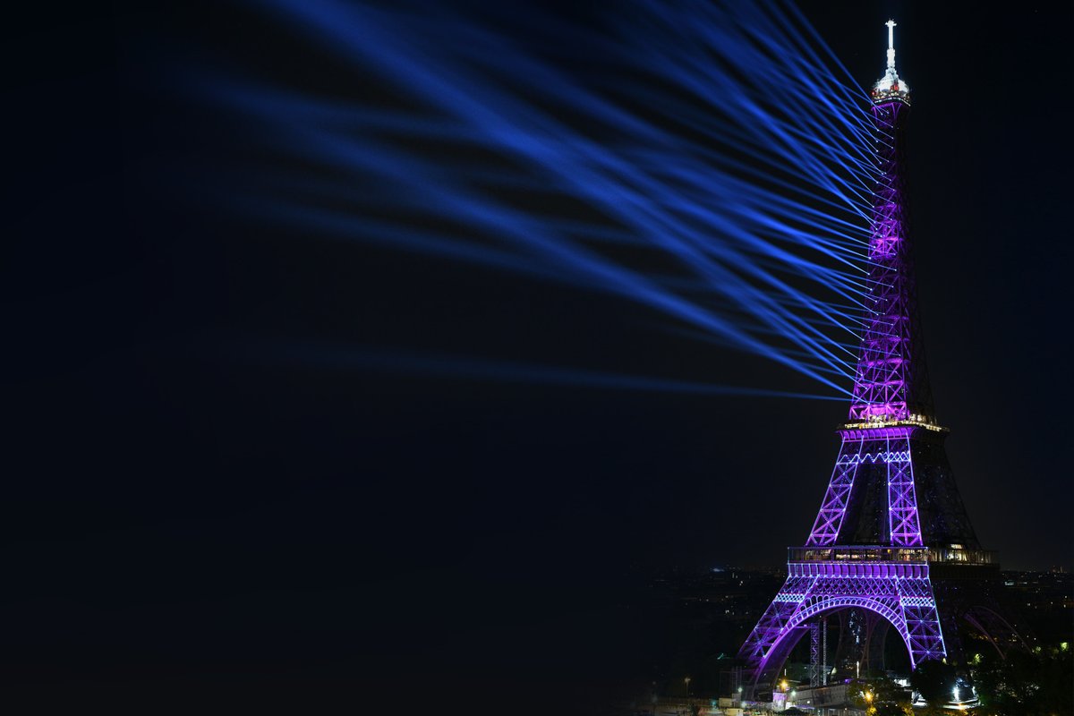 #LeSaviezVous❓Après plus de trois mois de fermeture, <a href="/LaTourEiffel/">La tour Eiffel</a> rouvre aujourd'hui ses portes aux visiteurs ! 📸 L'occasion de redécouvrir, avec ce #JeudiPhoto, le lightshow des 130 ans de la Dame de Fer en partenariat avec <a href="/EDFofficiel/">EDF</a> 🎉