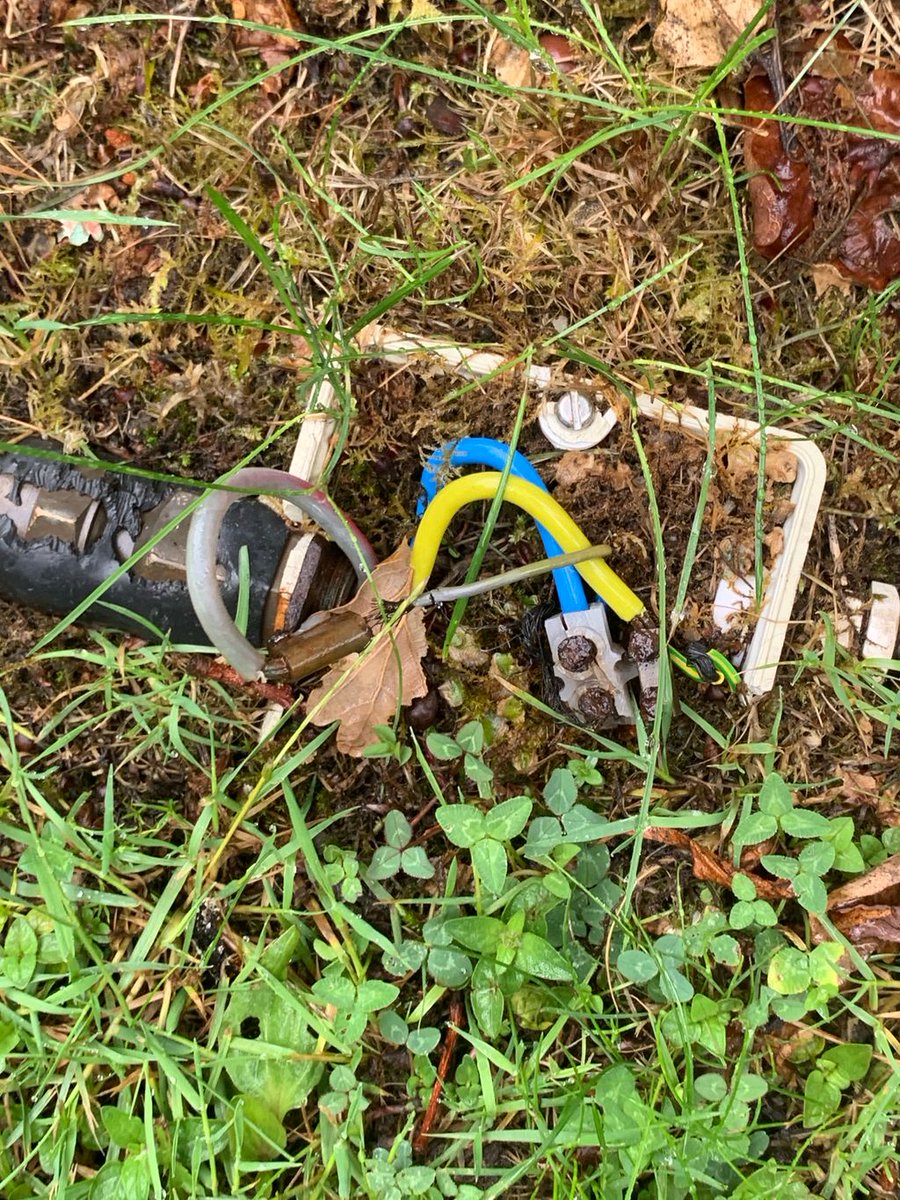 Flare_Elec's tweet image. 🟡 One of many call outs since last weeks rain! 

🟡 Dangerously exposed lighting connections in the garden causing the whole house to trip

🟡 Customer now wants a full LED upgrade paired with a more convenient consumer unit to avoid distruption to other house circuits