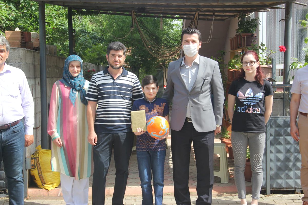 Geçirdiği kaza sebebiyle ayağı kırılan Ahmetbey Cumhuriyet Ortaokulu öğrencimiz tedavi süreci tamamlanarak iyileşti. İyileşen öğrencimiz evinde ziyaret edilerek, İlçe Milli Eğitim Müdürümüz Cihan ERDEM tarafından söz verilen futbol topu hediye edildi.
<a href="/tcmeb/">Millî Eğitim Bakanlığı</a>
<a href="/cihanerdem39/">Cihan ERDEM 🇹🇷</a>