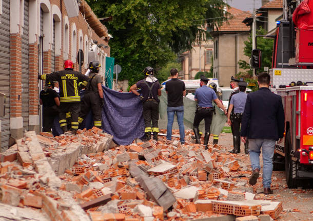 gadlernertweet's tweet photo. Se crolla un cornicione lungo 73 metri di un edificio appena ristrutturato a #Albizzate e distrugge una famiglia, non sarà il #PonteMorandi ma non accontentiamoci di parlare di disgrazia. Prima di abrogare il #codicedegliappalti combattiamo la piaga dell'illegalità in edilizia https://t.co/tFX1rzrgaY