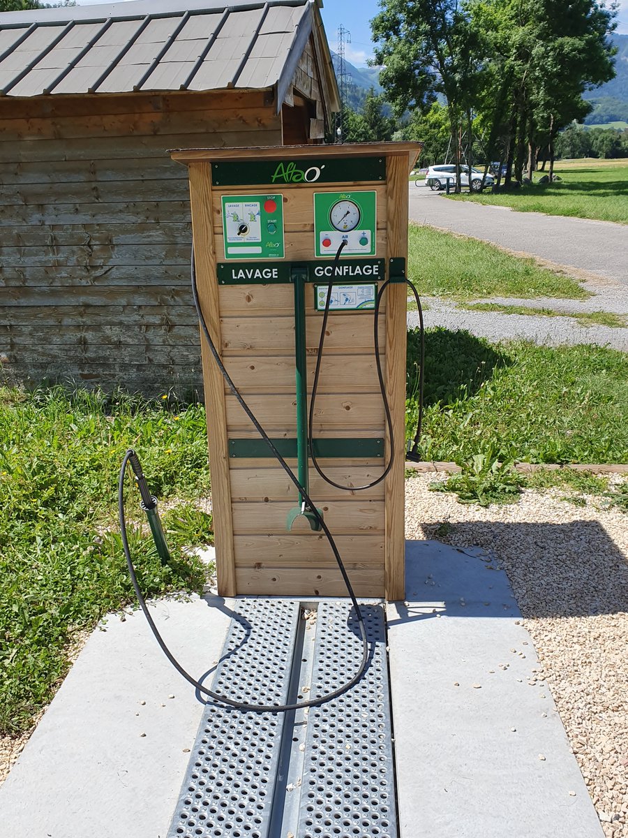 altinnova's tweet photo. Un premier Territoire Vélo @FFVelo_officiel en Haute-Savoie ? On trouve notamment 2 nouvelles stations de lavage et gonflage vélos VTT VTC #AltaoModulo d'@altinnova gratuites et en libre accès installées le long de la Voie Verte👍 
#cyclotourisme
➡️https://t.co/x6kQubLCPg https://t.co/7pKTYznNpi