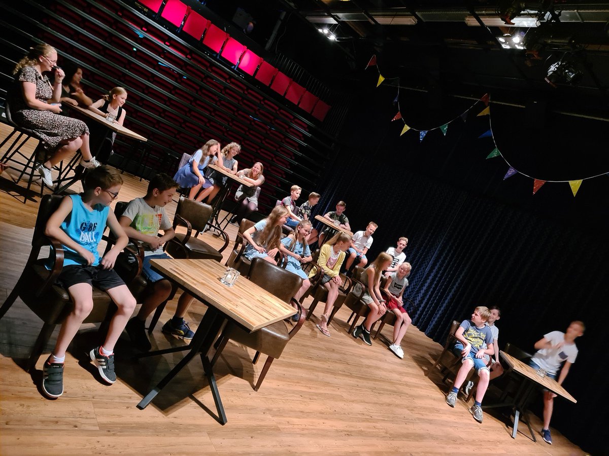 TheaterRoden's tweet photo. 🎊Groep 8 van De Rank uit #Roden toch nog een bijzonder afscheid van hun laatste schooljaar kunnen geven. Met rode loper en in feestelijke zaal konden ze hun eigen musical op groot doek bekijken🥳
#cinema https://t.co/eFWxu9MTsN