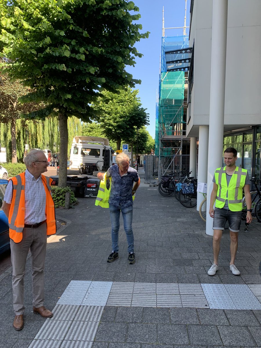 Raadsleden Broersen en Schrijver gaan samen met wethouder Heddes de markt op om in gesprek te gaan met de bezoekers.