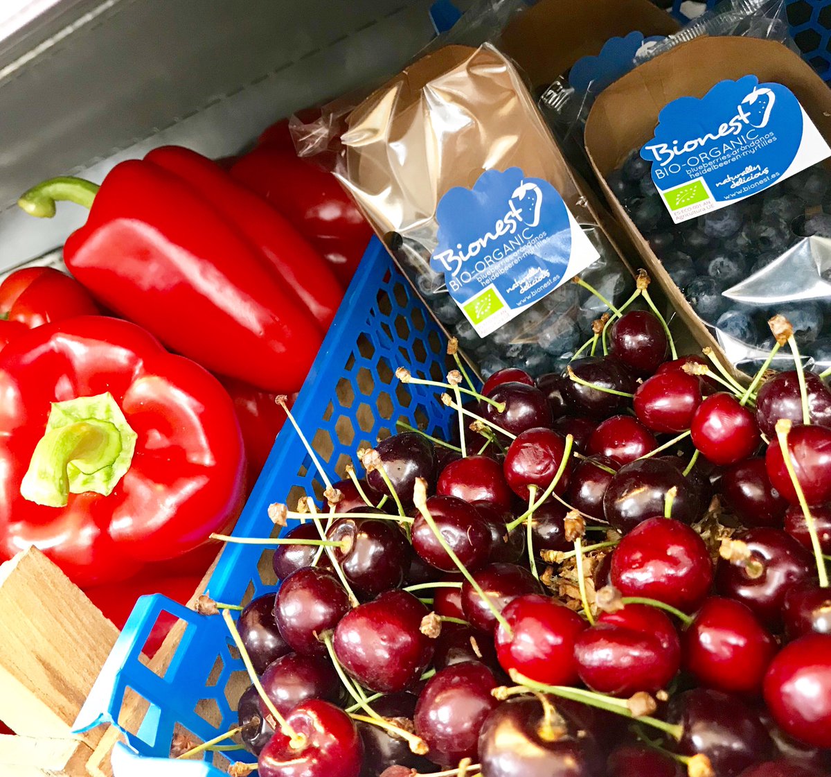 ManukaUK's tweet photo. Have you tried our organic fruit &amp; veg yet?! Rich &amp; colourful, and full of antioxidants, which help prevent cancer and chronic diseases as well as strengthen our overall nervous and immune systems!
Easily added to any picnic, they taste rather yummy too😍 https://t.co/or63bvqeBh